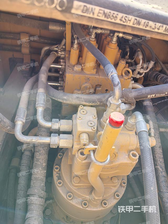 回轉(zhuǎn)馬達(dá)和主控閥（整機(jī)外觀）