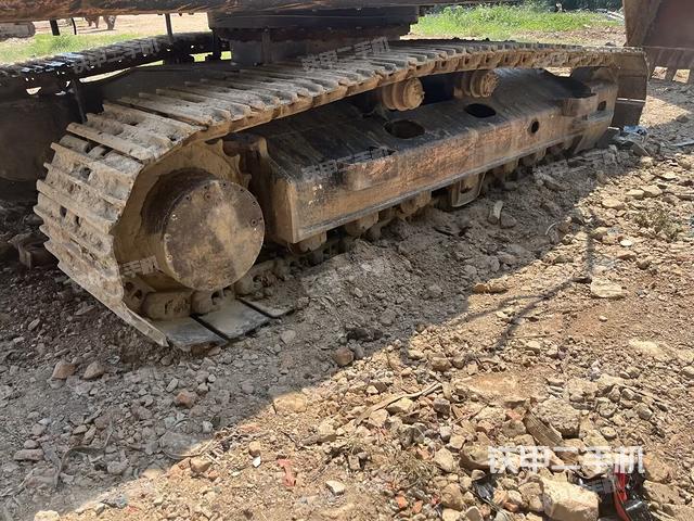 单侧履带整体(整机外观) 单侧履带整体(整机外观)