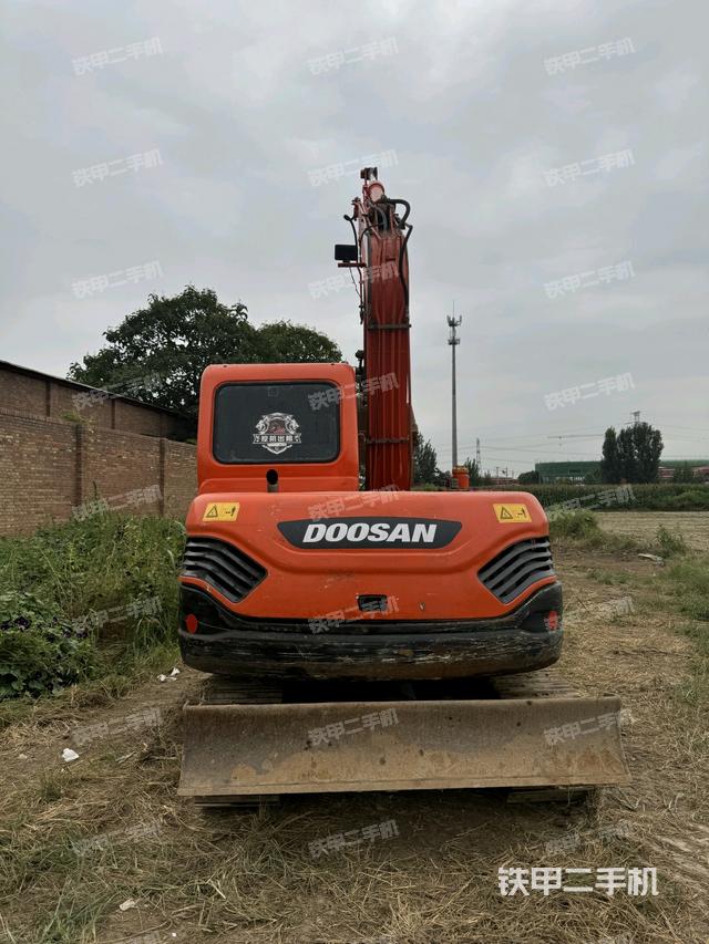 驾驶室顶部(整机外观) 驾驶室顶部(整机外观)