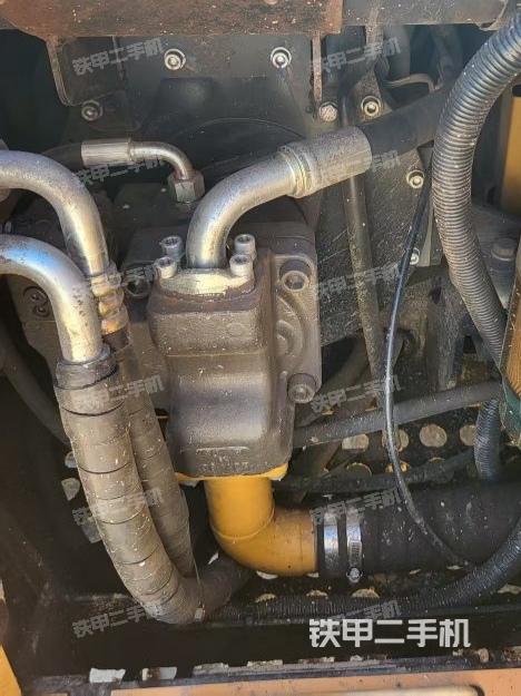 液压泵舱室正面整体（整机外观）