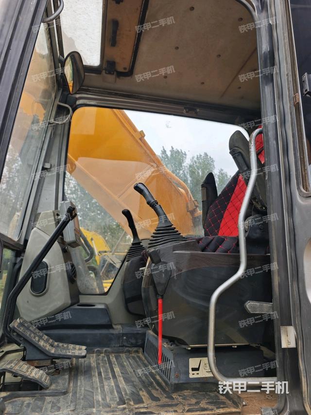 駕駛室整體(整機(jī)外觀) 駕駛室整體(整機(jī)外觀)