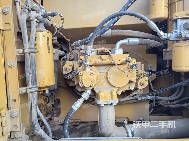 液压泵舱室正面整体（整机外观）