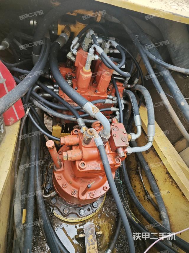 回轉(zhuǎn)馬達和主控閥(整機外觀) 回轉(zhuǎn)馬達和主控閥(整機外觀)