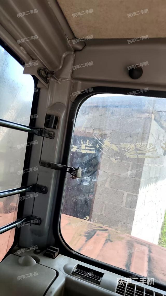 行走控制手柄和踏板 俯拍(驾驶室部分) 行走控制手柄和踏板 俯拍(驾驶室部分)