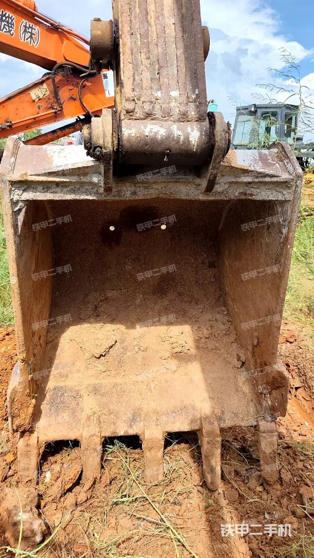 大臂油缸整体 竖拍(工作和回转装置) 大臂油缸整体 竖拍(工作和回转装置)