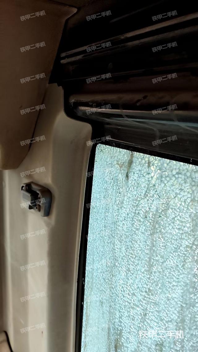 左后方玻璃角标(驾驶室部分) 左后方玻璃角标(驾驶室部分)