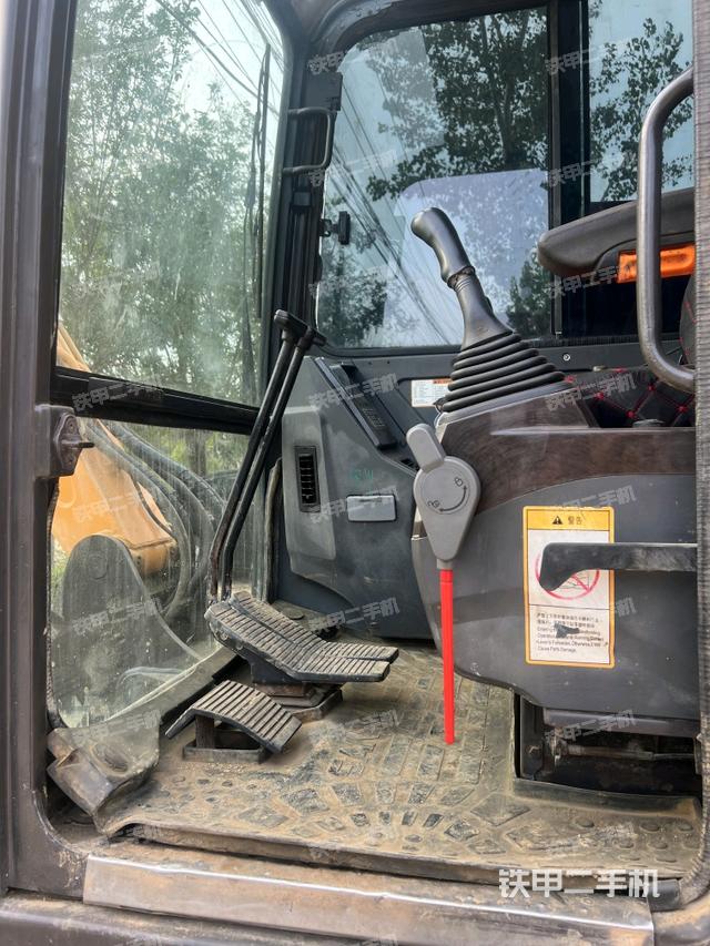 驾驶室顶部(整机外观) 驾驶室顶部(整机外观)