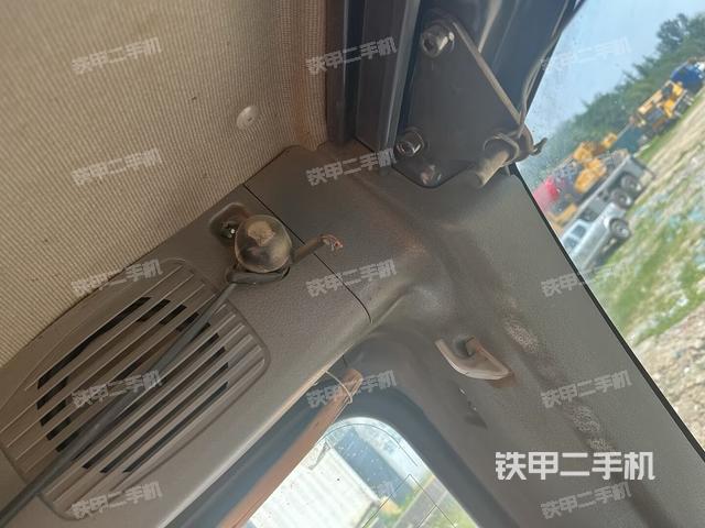 驾驶室顶部(整机外观) 驾驶室顶部(整机外观)