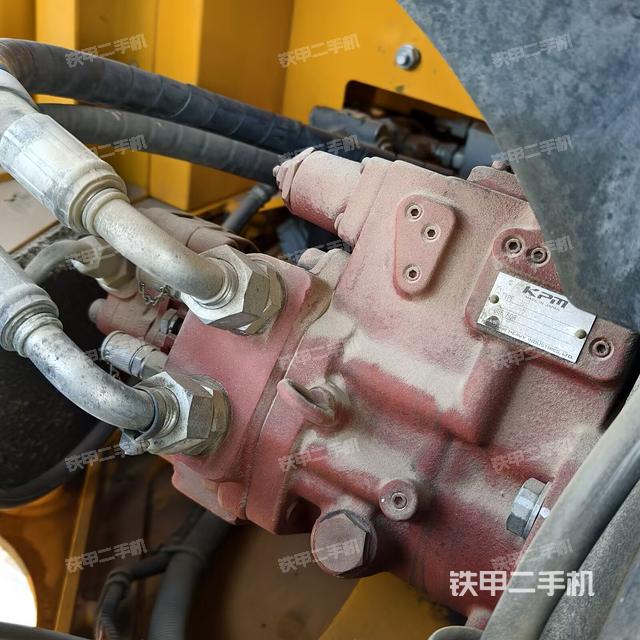 液壓泵艙室正面整體（整機外觀）