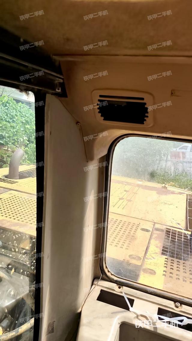 行走控制手柄和踏板?俯拍(駕駛室部分) 行走控制手柄和踏板?俯拍(駕駛室部分)