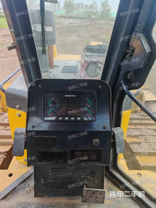 駕駛室操作臺(tái)(設(shè)備外觀及核心部件) 駕駛室操作臺(tái)(設(shè)備外觀及核心部件)