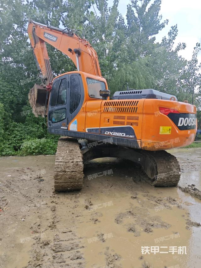 駕駛室頂部(整機(jī)外觀) 駕駛室頂部(整機(jī)外觀)