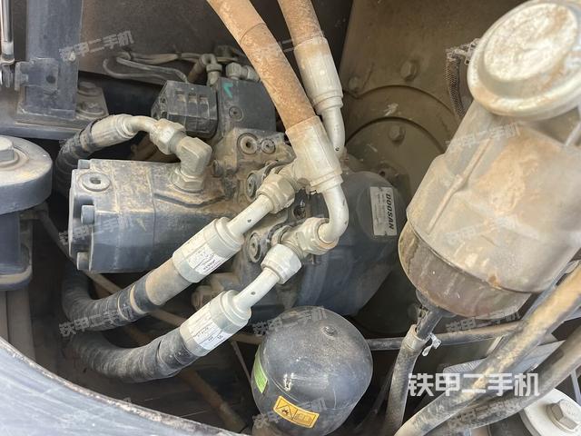 液壓泵艙室正面整體(整機(jī)外觀) 液壓泵艙室正面整體(整機(jī)外觀)
