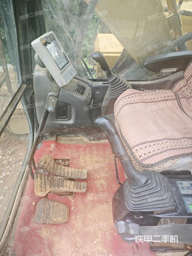 駕駛室整體(整機(jī)外觀) 駕駛室整體(整機(jī)外觀)