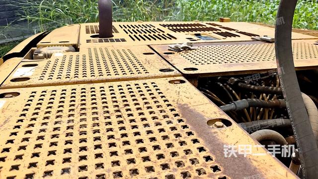 转盘和下车架正前(工作和回转装置) 转盘和下车架正前(工作和回转装置)