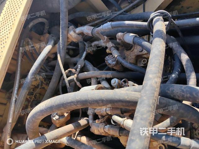 回转马达和主控阀(整机外观) 回转马达和主控阀(整机外观)