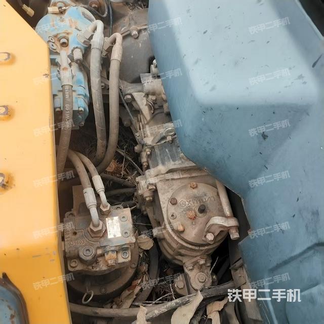 液压泵舱室正面整体（整机外观）