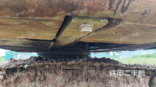 單側(cè)履帶整體(整機(jī)外觀) 單側(cè)履帶整體(整機(jī)外觀)