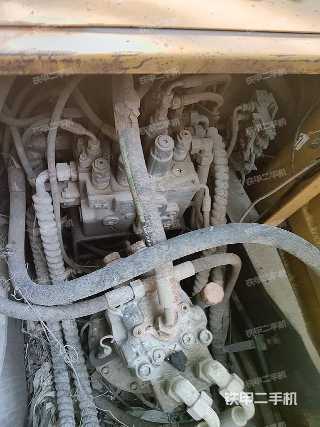 回轉(zhuǎn)馬達(dá)和主控閥（整機(jī)外觀）