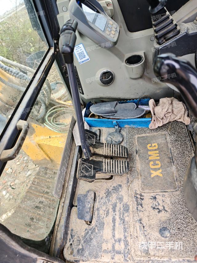 行走控制手柄和踏板?俯拍（駕駛室部分）