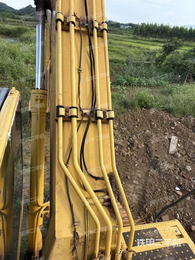 鏟斗右后整體(工作和回轉(zhuǎn)裝置) 鏟斗右后整體(工作和回轉(zhuǎn)裝置)