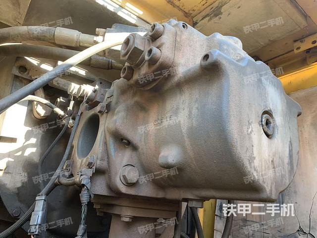 液压泵舱室正面整体（整机外观）