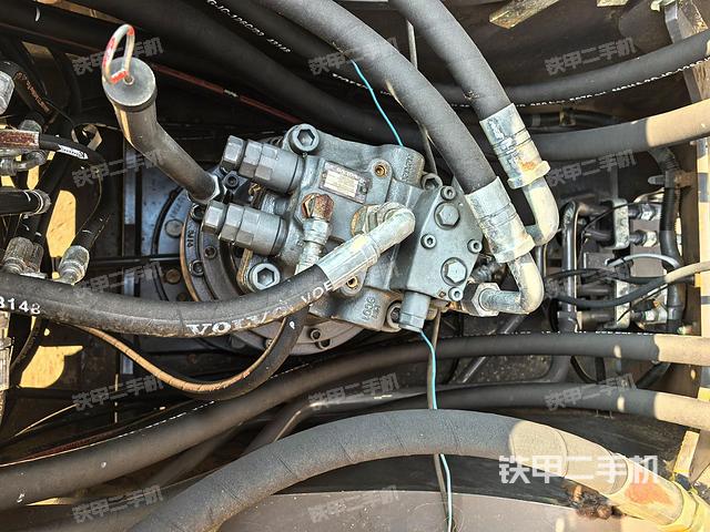 回转马达和主控阀（整机外观）