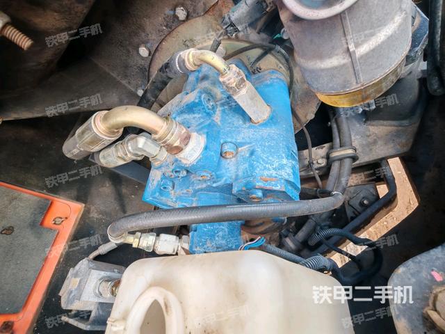 液压泵舱室正面整体（整机外观）