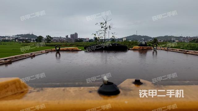 前车架正左侧（压路机前后车架）