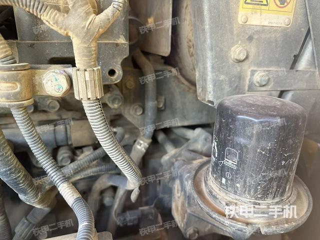 液压泵舱室正面整体(整机外观) 液压泵舱室正面整体(整机外观)