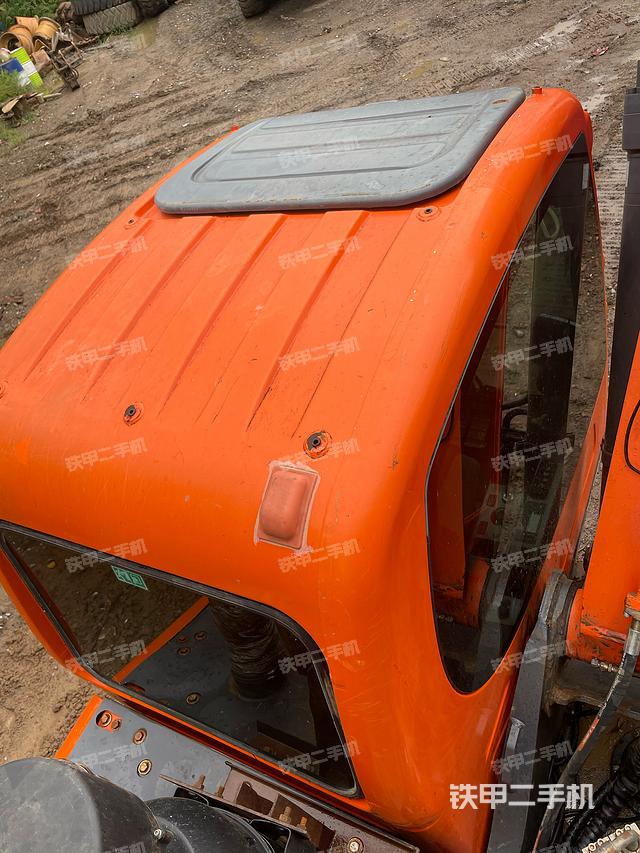 駕駛室頂部(整機(jī)外觀) 駕駛室頂部(整機(jī)外觀)