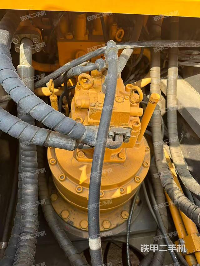 回转马达和主控阀（整机外观）