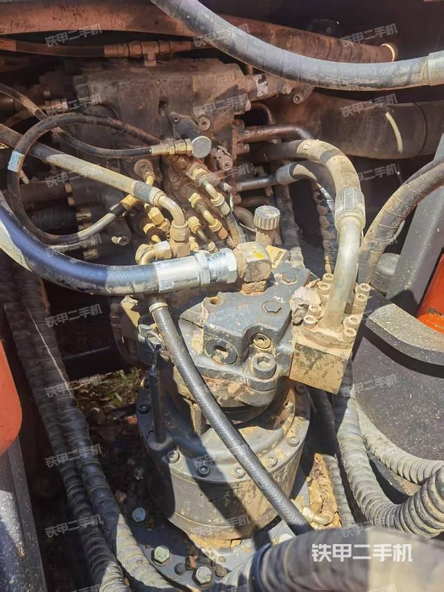 回转马达和主控阀（整机外观）