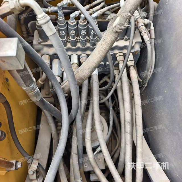 回转马达和主控阀（整机外观）