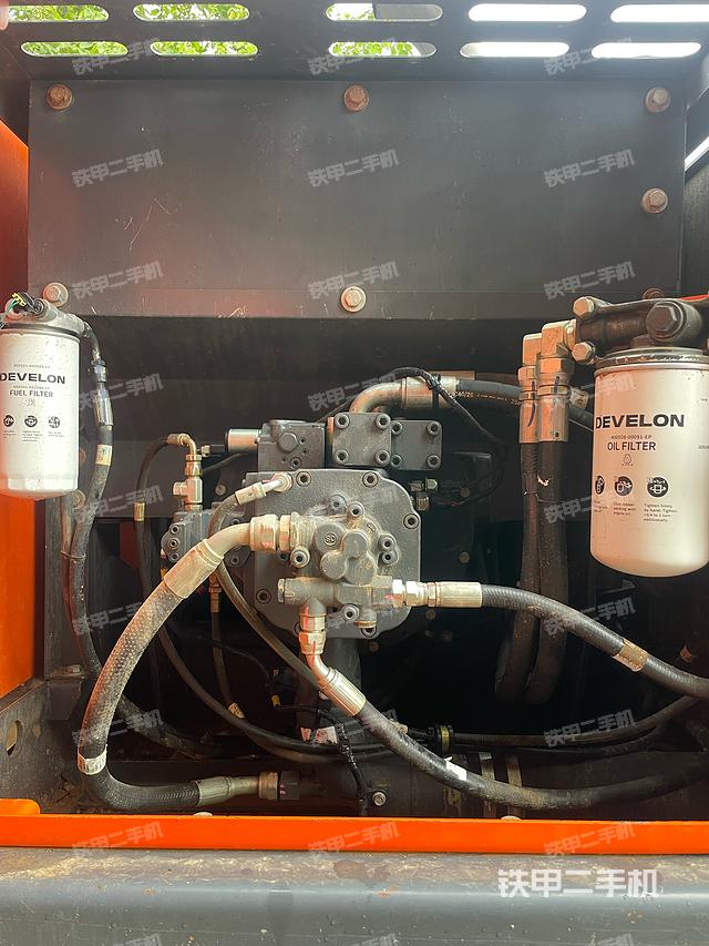 液壓泵艙室正面整體(整機(jī)外觀) 液壓泵艙室正面整體(整機(jī)外觀)