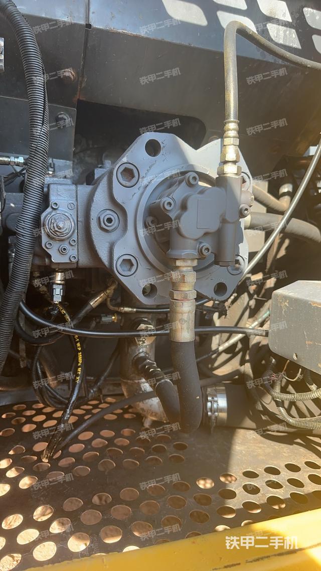 液壓泵艙室正面整體(整機(jī)外觀) 液壓泵艙室正面整體(整機(jī)外觀)