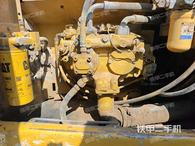 液压泵舱室正面整体（整机外观）