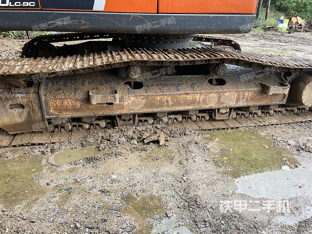 單側(cè)履帶整體(整機(jī)外觀) 單側(cè)履帶整體(整機(jī)外觀)