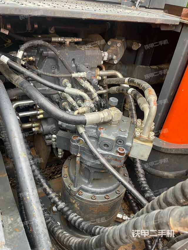 回轉(zhuǎn)馬達(dá)和主控閥(整機(jī)外觀) 回轉(zhuǎn)馬達(dá)和主控閥(整機(jī)外觀)