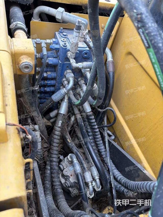 回轉(zhuǎn)馬達(dá)和主控閥（整機(jī)外觀）