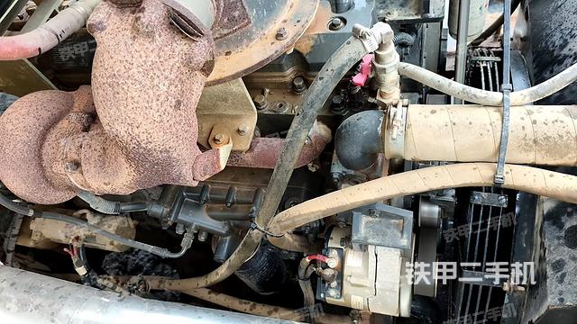 发动机左侧全景（压路机发动机舱）