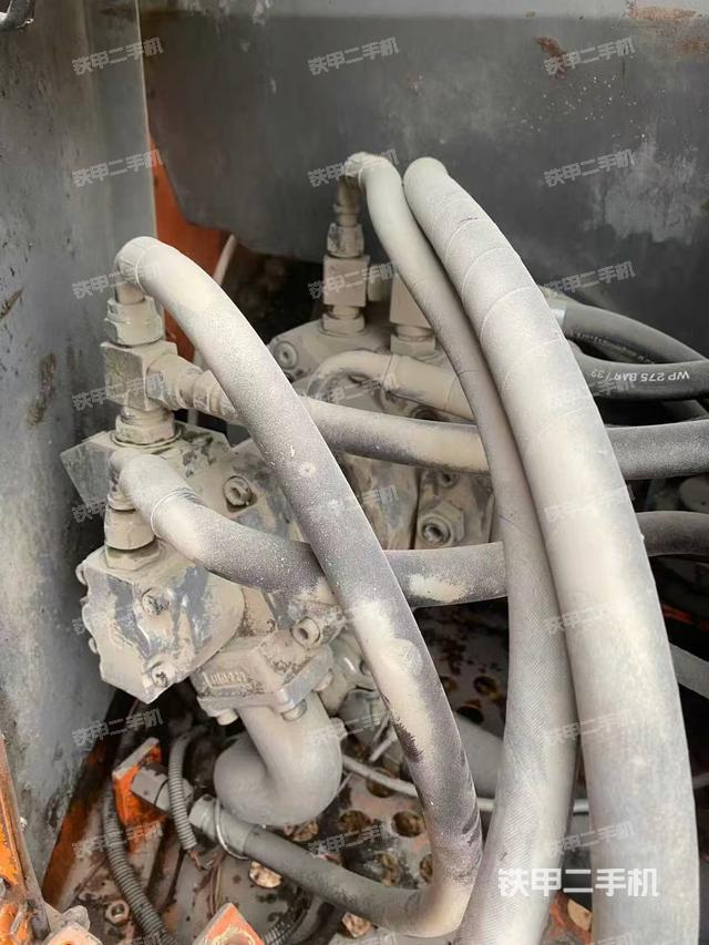 液压泵舱室正面整体(整机外观) 液压泵舱室正面整体(整机外观)