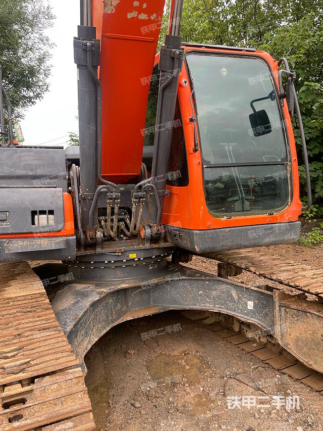 駕駛室整體(整機(jī)外觀) 駕駛室整體(整機(jī)外觀)