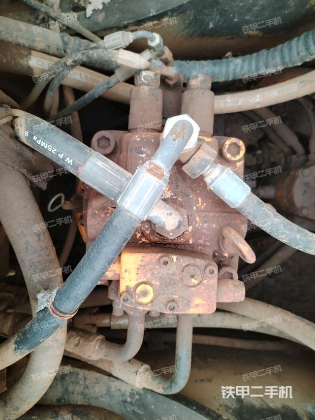 回转马达和主控阀（整机外观）