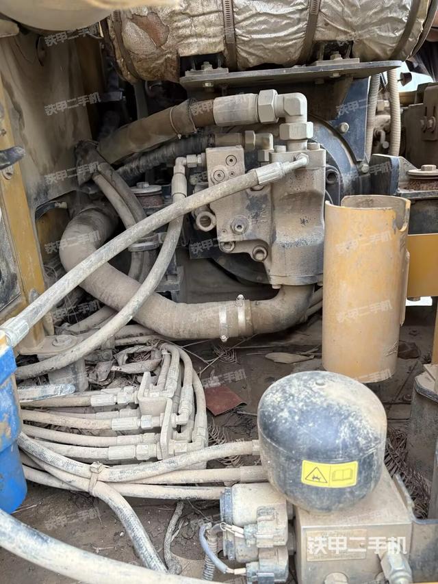 液壓泵艙室正面整體（整機(jī)外觀）