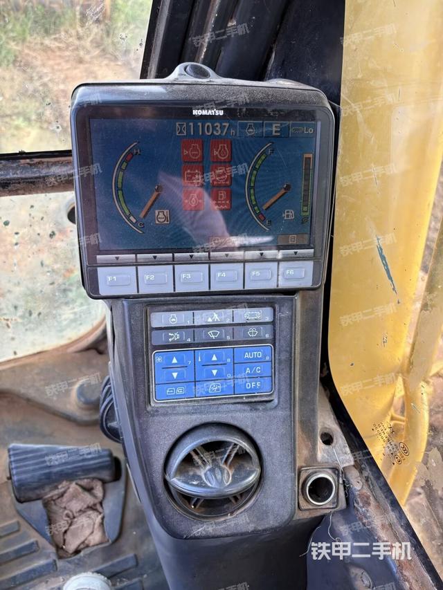 座椅右側(cè)控制臺(tái)/鑰匙門/油門/含右手柄(駕駛室部分) 座椅右側(cè)控制臺(tái)/鑰匙門/油門/含右手柄(駕駛室部分)