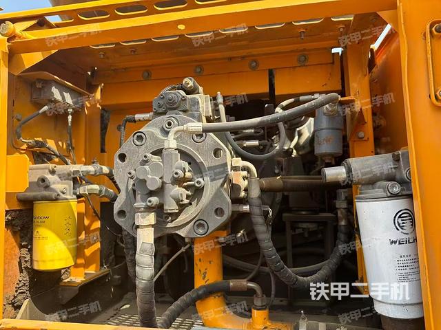 液压泵舱室正面整体（整机外观）