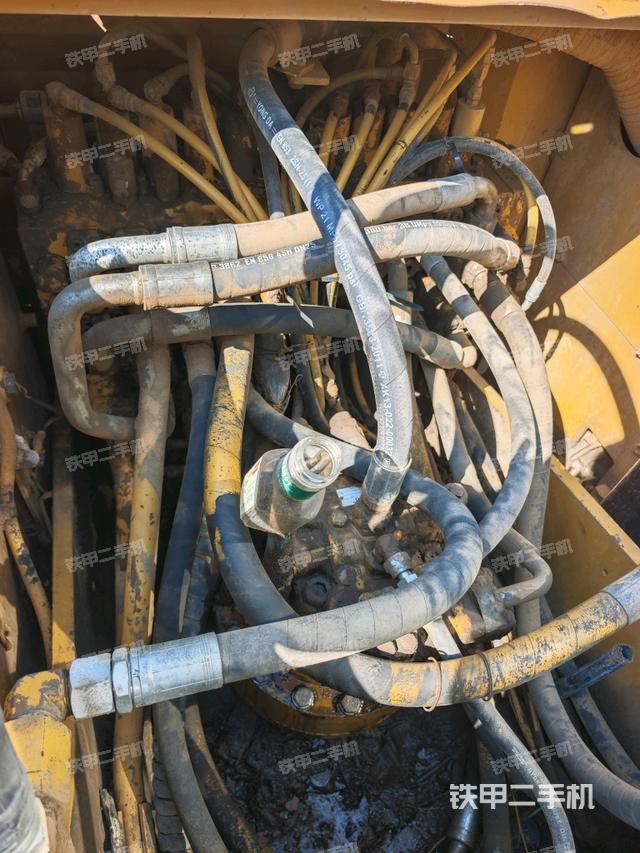 回转马达和主控阀（整机外观）