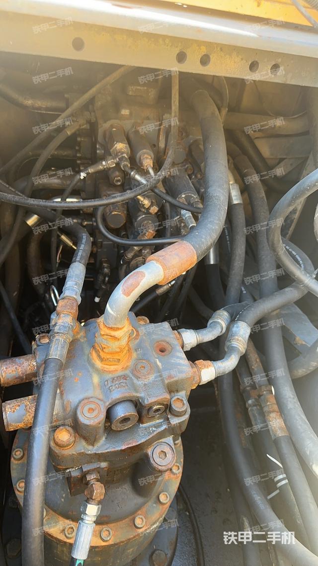 單側(cè)履帶整體(整機(jī)外觀) 單側(cè)履帶整體(整機(jī)外觀)