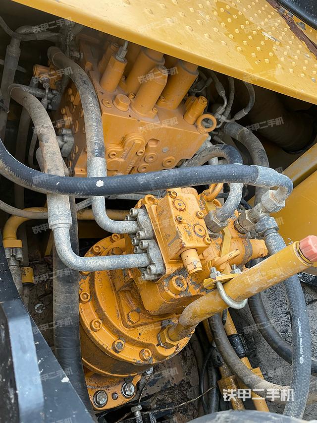 回轉(zhuǎn)馬達(dá)和主控閥（整機(jī)外觀）